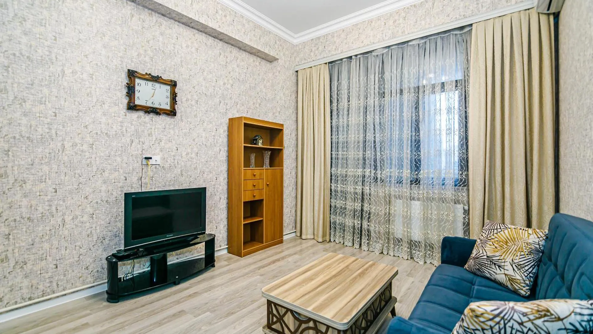 Deluxe Apartment 128/34 contacts